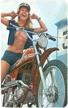 Original Design Retro Doamna si Motociclete Staniu Metal Semne de Arta de Perete | Grosime Tablă galvanizată Imprimare Poster de Perete Decor pentru Garaj